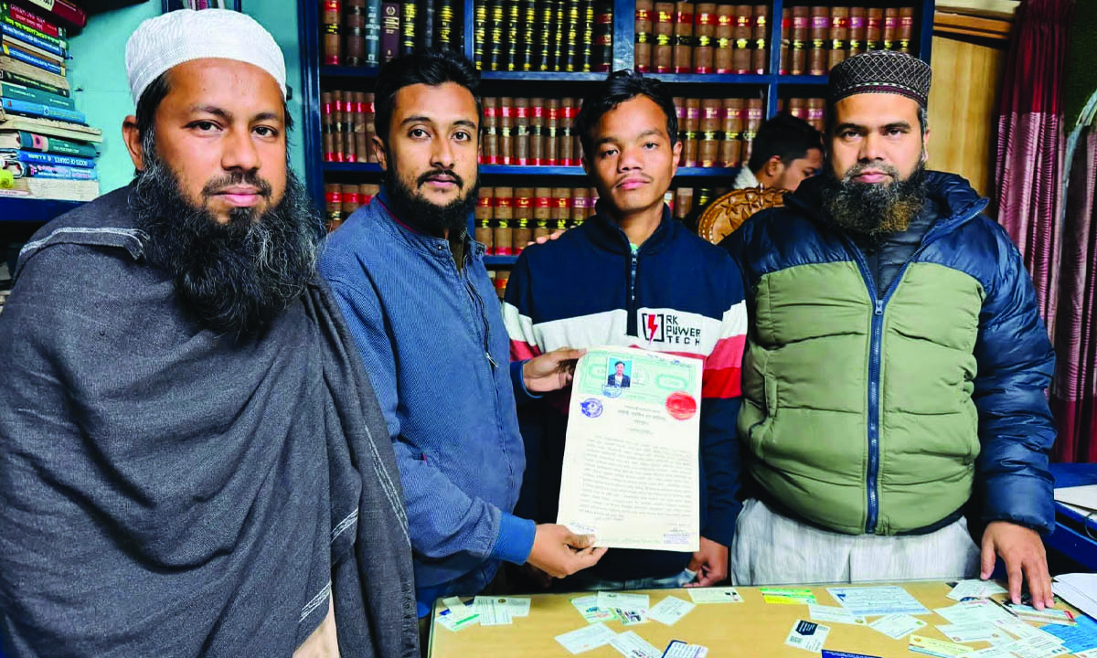 ইসলাম ধর্ম গ্রহণ করেন খ্রিষ্টান যুবক। ছবি : রূপালী বাংলাদেশ