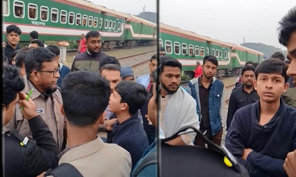 তিন যুবক আটক। ছবি : রূপালী বাংলাদেশ