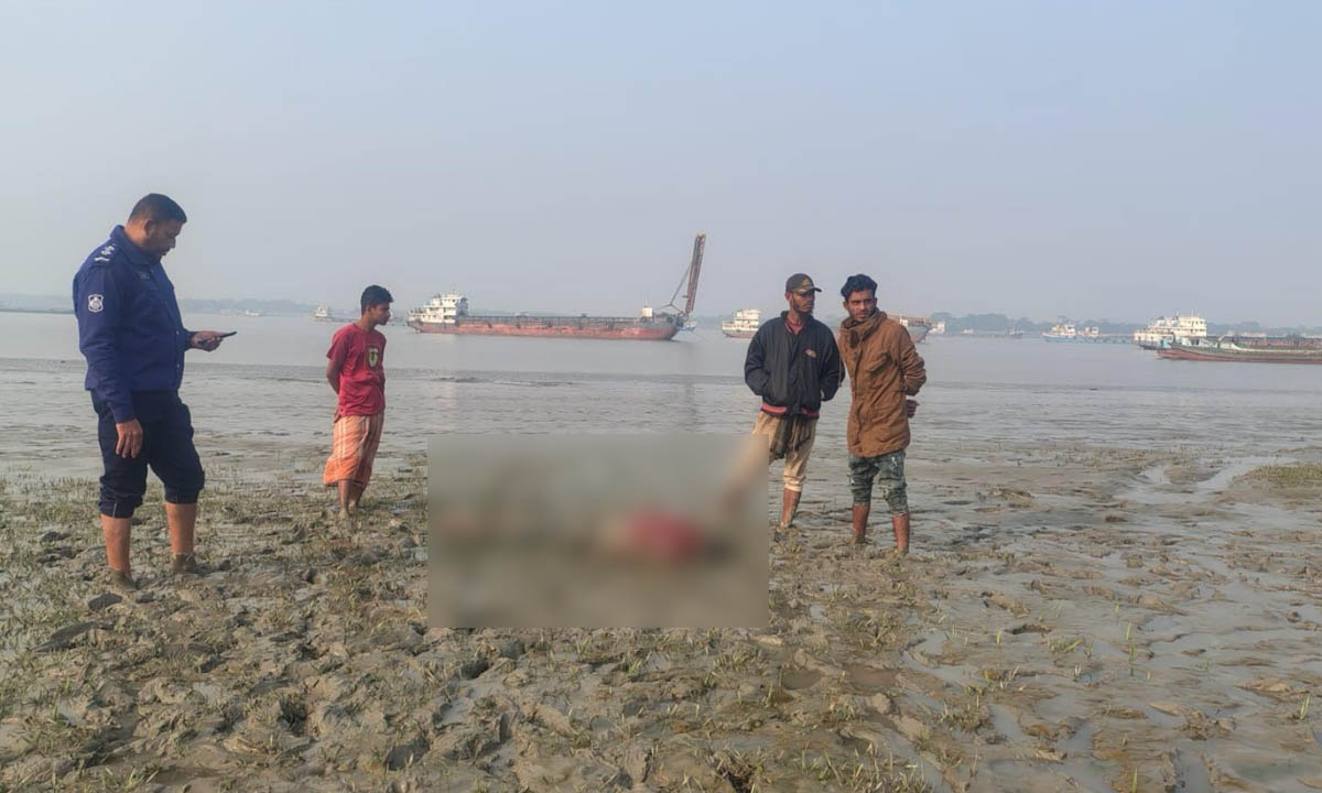 পশুর নদীর তীর থেকে এক অজ্ঞাত ব্যক্তির মরদেহ উদ্ধার। ছবি : রূপালী বাংলাদেশ