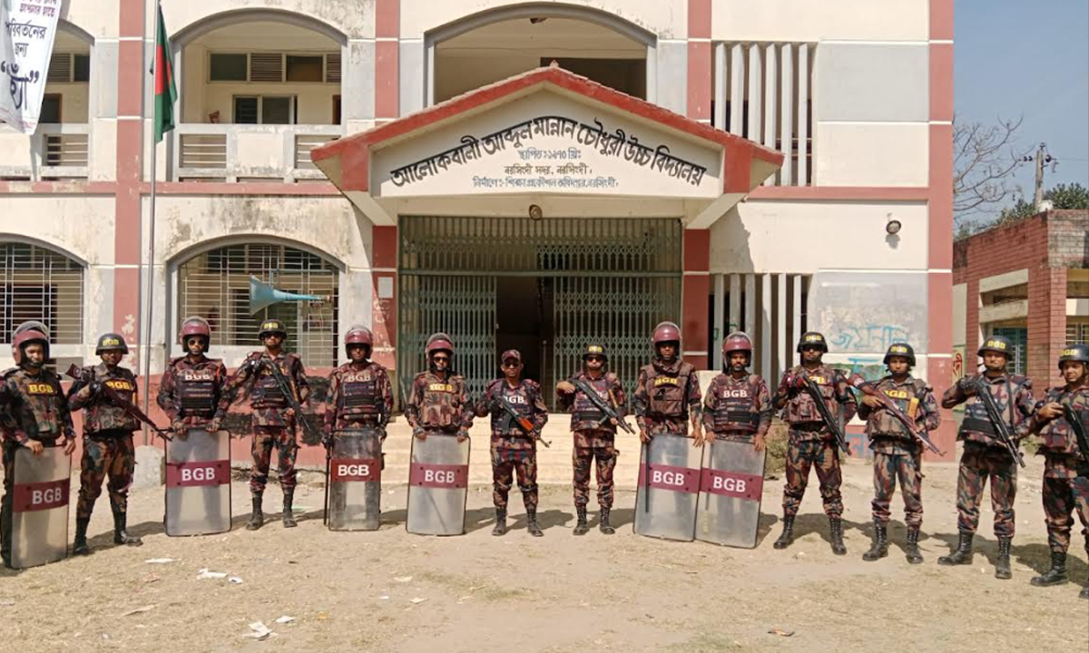 আলোকবালী ইউনিয়নের ঝুঁকিপূর্ণ ভোটকেন্দ্রগুলো পরিদর্শন করেন বিজিবি সদস্যরা। ছবি : রূপালী বাংলাদেশ