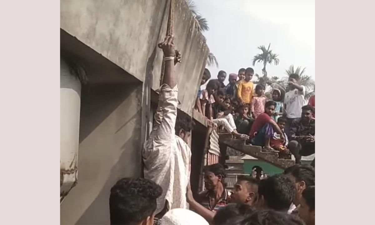 চোর সন্দেহে যুবককে ঝুলিয়ে পেটানো হচ্ছে। ছবি : রূপালী বাংলাদেশ