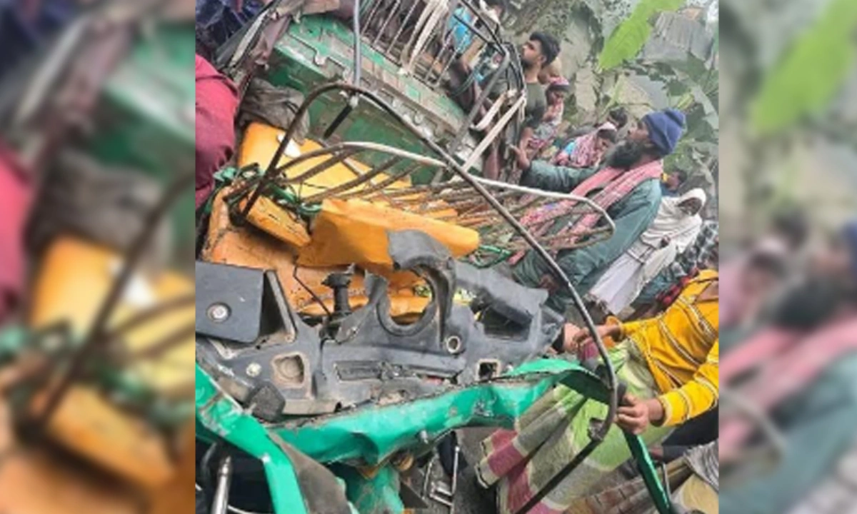 দুর্ঘটনার পর ঘটনাস্থলে পড়ে থাকা যানবাহন।  ছবি : সংগৃহীত