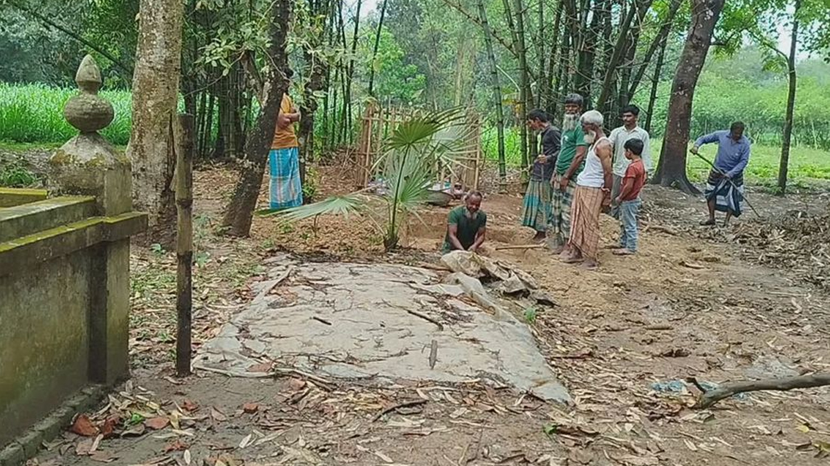 চলছে কবর খননের কাজ। ছবি : সংগৃহীত