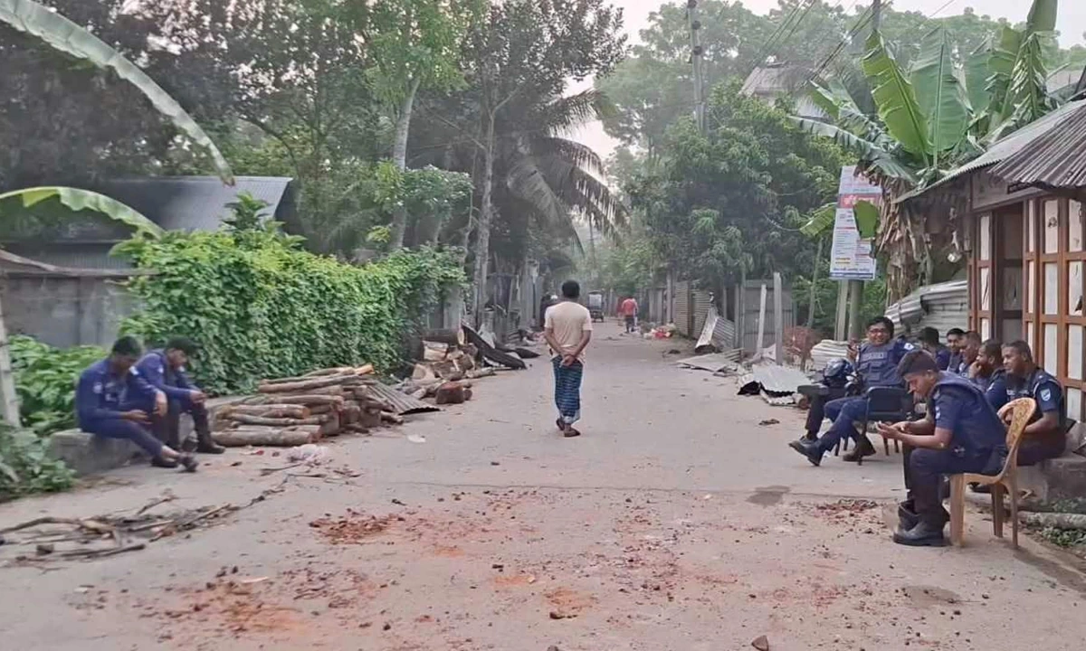 এলাকায় পরিস্থিতি স্বাভাবিক রাখতে অতিরিক্ত পুলিশ মোতায়েন রয়েছে।। ছবি : সংগৃহীত