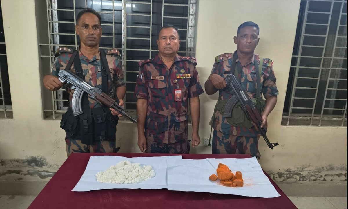ভারতীয় বিস্ফোরক পাউডার জব্দ। ছবি : রূপালী বাংলাদেশ