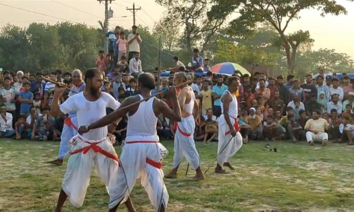 লাঠিখেলা দেখতে দর্শকদের ঢল। ছবি : রূপালী বাংলাদেশ