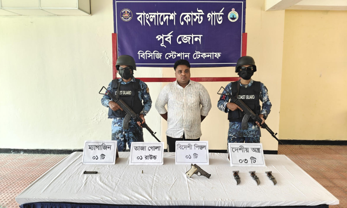 আটক সন্ত্রাসী মো. রাসেল। ছবি : রূপালী বাংলাদেশ