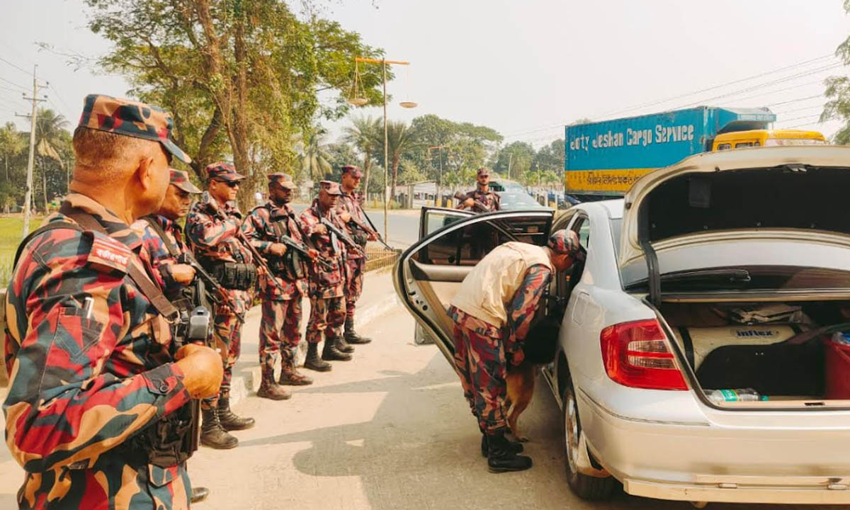 বিজিবি তল্লাশি ও টহল কার্যক্রম পরিচালনা করছে। ছবি : রূপালী বাংলাদেশ।