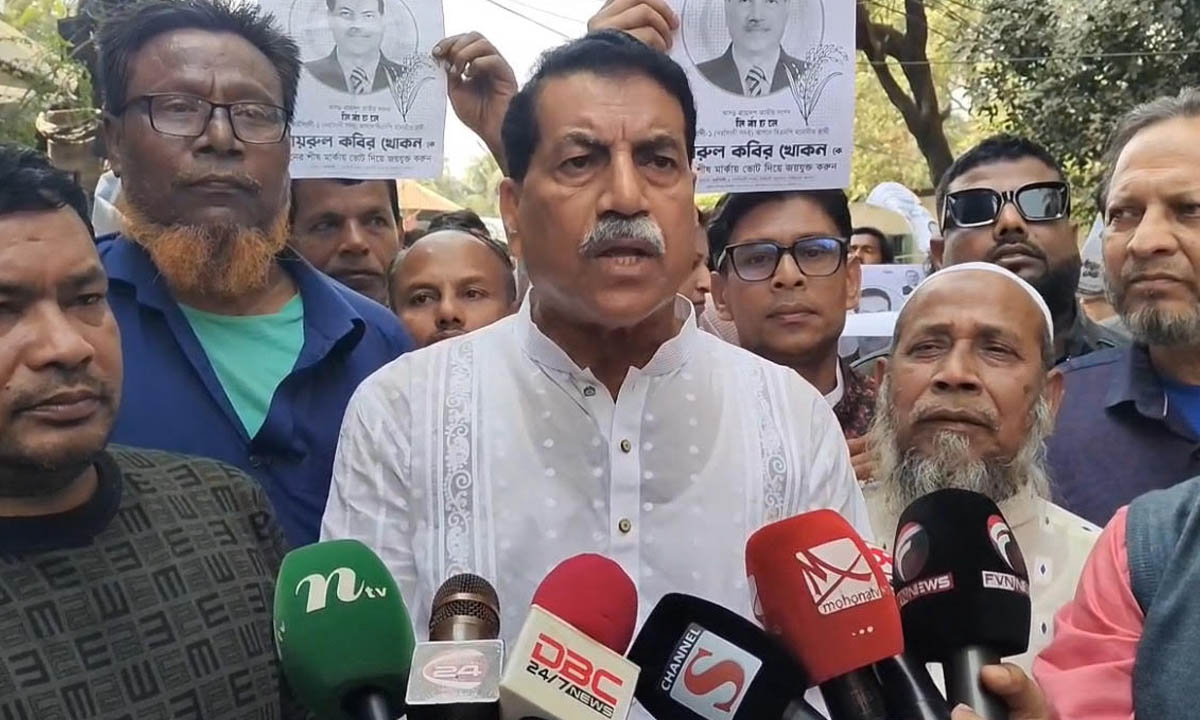 গণসংযোগ করেন খায়রুল কবির খোকন। ছবি : রূপালী বাংলাদেশ