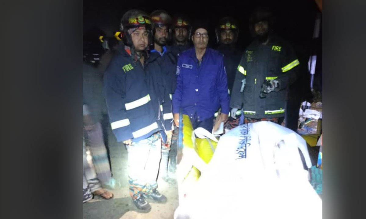 ডাম্প ট্রাকের চাপায় ভ্যান যাত্রীরা নিহত। ছবি : সংগৃহীত
