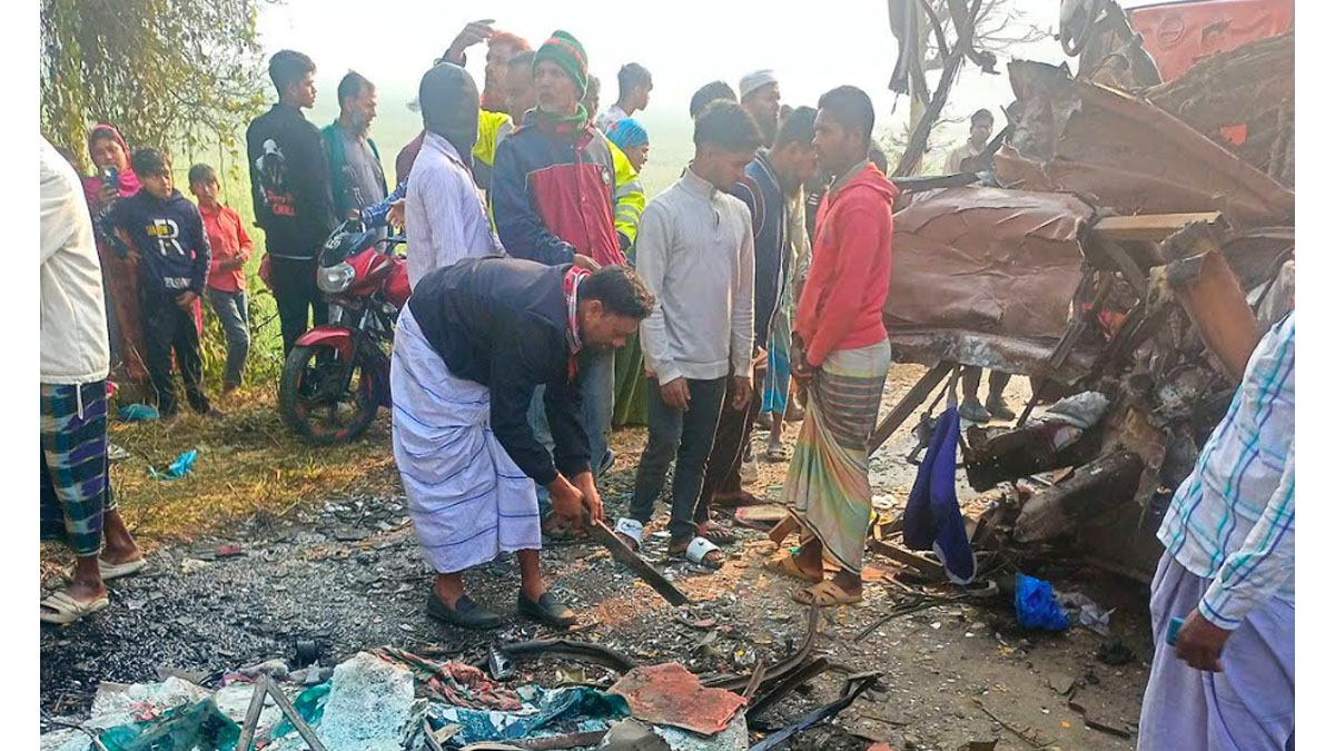 দুই যাত্রীবাহী বাসের মুখোমুখি সংঘর্ষ। ছবি : রূপালী বাংলাদেশ