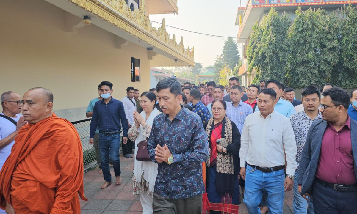 দীপেন দেওয়ান এমপি রাজবন বিহারে এক বিশেষ ধর্মীয় অনুষ্ঠানে যোগদান করেন। ছবি : রূপালী বাংলাদেশ