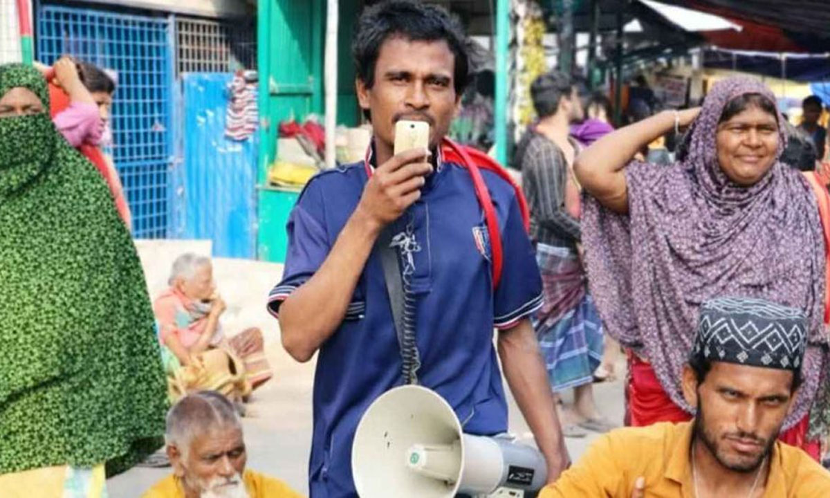 মাইক হাতে ডিজিটাল ভিক্ষুক। ছবি : সংগৃহীত