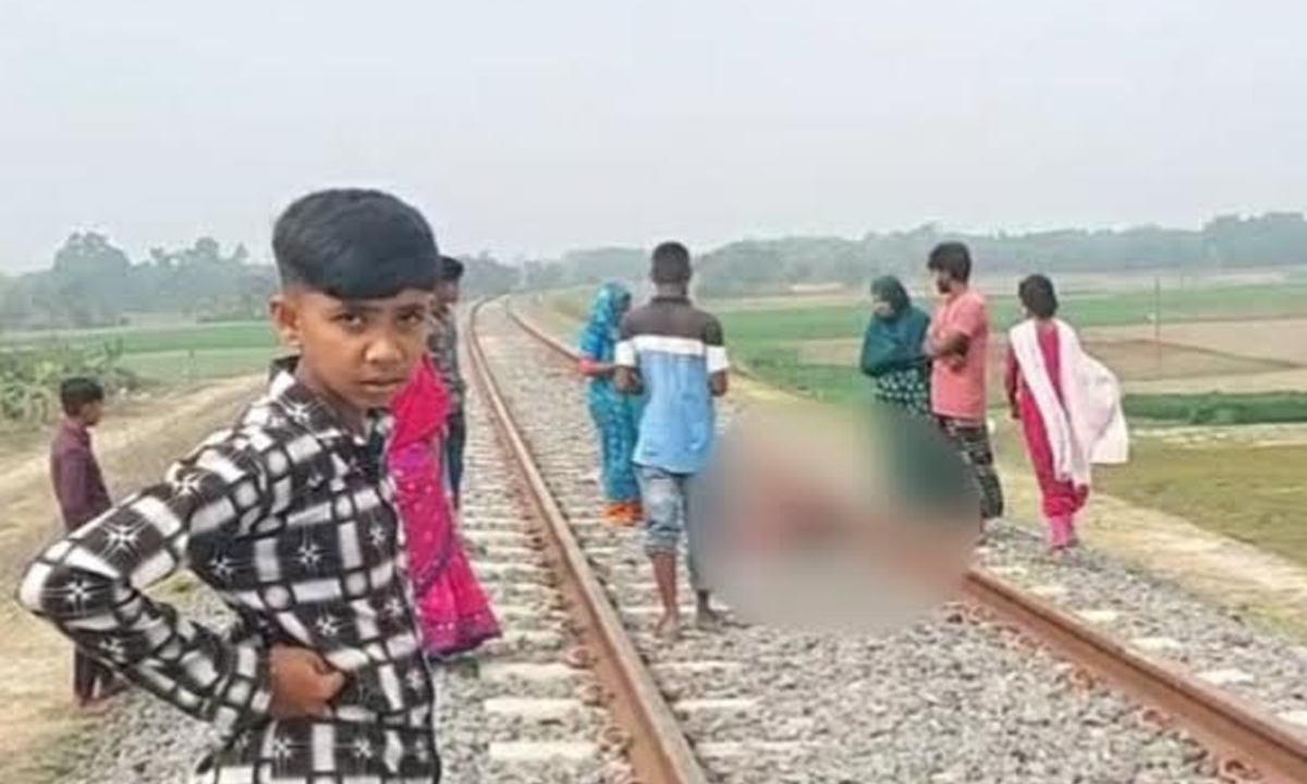 মরদেহ দেখতে স্থানীয়দের ভিড়। ছবি : রূপালী বাংলাদেশ