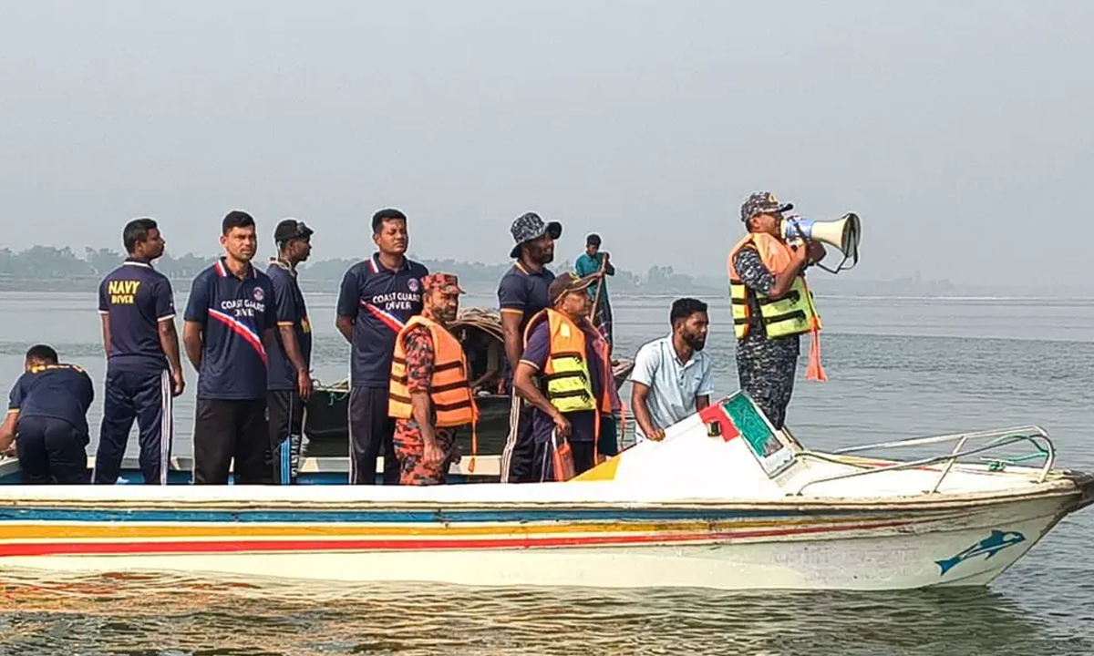 তৃতীয় দি‌নের মতো উদ্ধার অভিযান শুরু। ছবি : রূপালী বাংলাদেশ