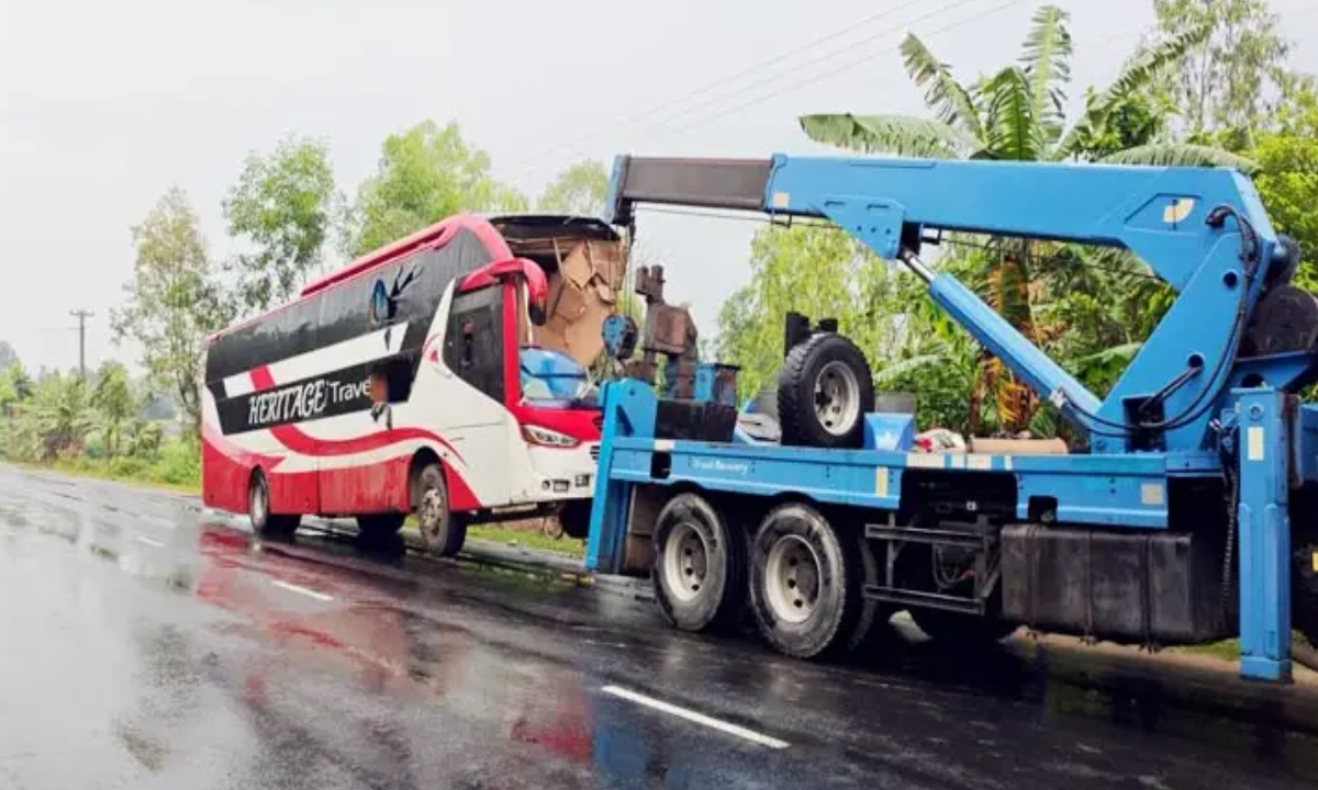 বালুবাহী ট্রাকের পেছনে ঢাকাগামী স্লিপার বাসের ধাক্কা। ছবি : সংগৃহীত