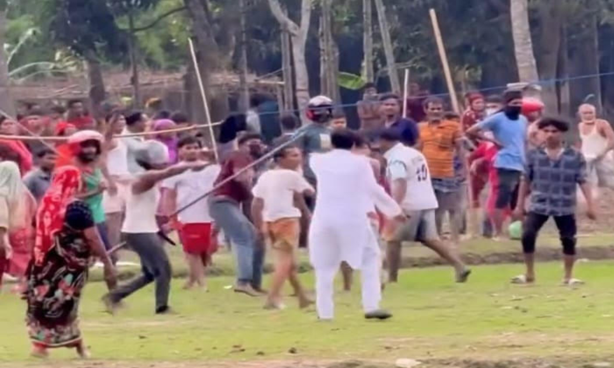 খেলোয়াড় ও সমর্থকদের মধ্যে সংঘর্ষ। ছবি : রূপালী বাংলাদেশ