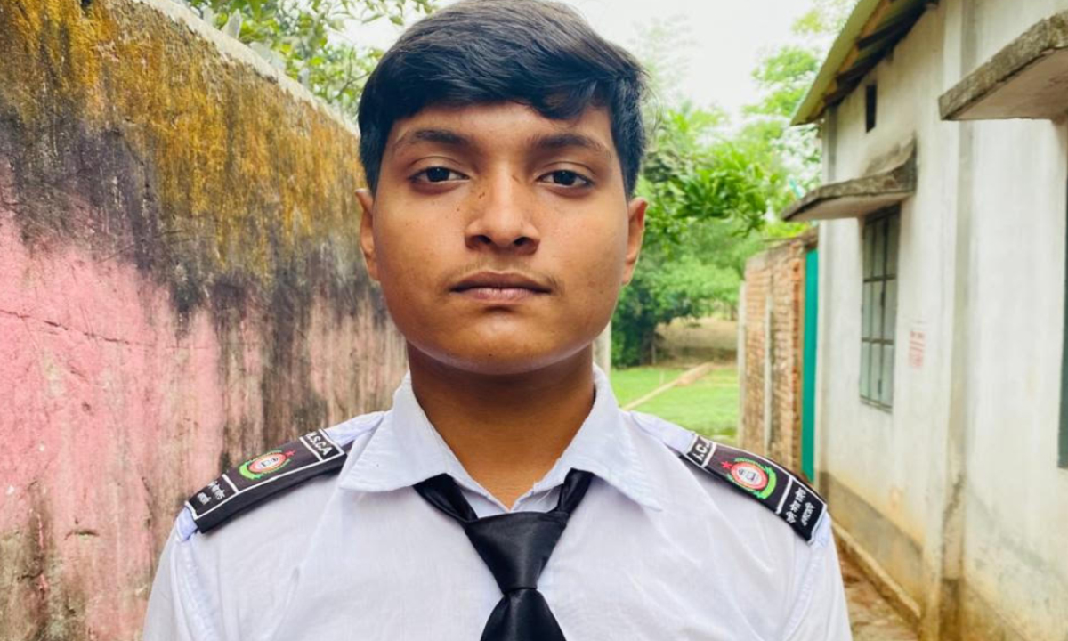 পরীক্ষার্থী রোমান। ছবি : রূপালী বাংলাদেশ