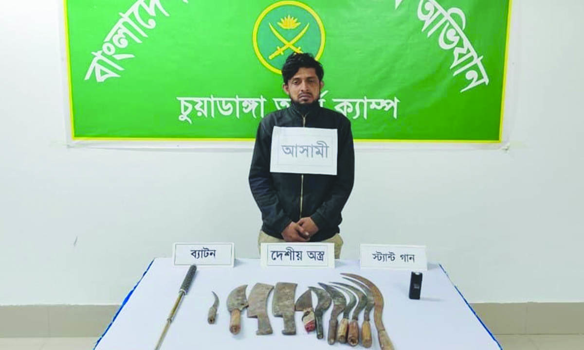 দেশি অস্ত্রসহ আটক রুমেল। ছবি : রূপালী বাংলাদেশ
