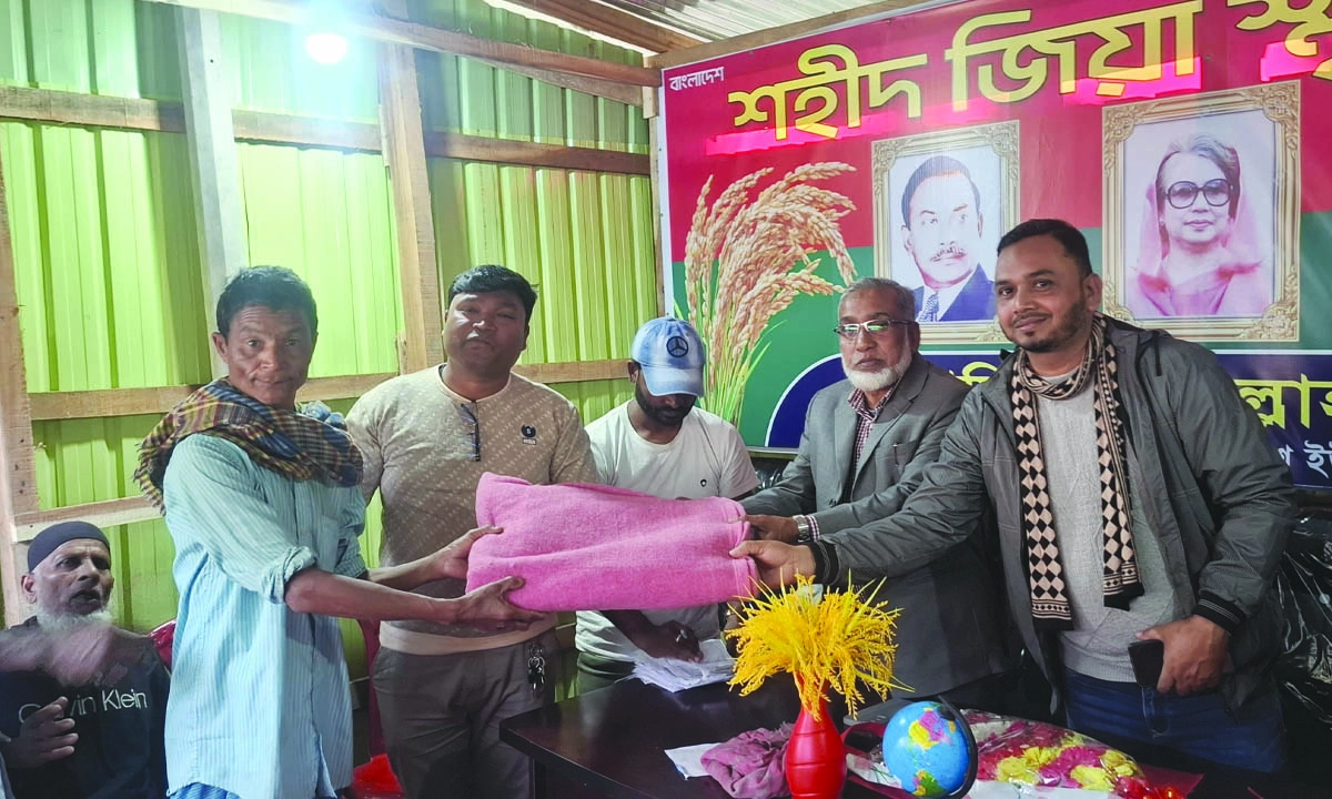 আবু বক্কর ছিদ্দিক মারুফের ব্যক্তিগত উদ্যোগে শীতবস্ত্র বিতরণ।ছবি : রূপালী বাংলাদেশ