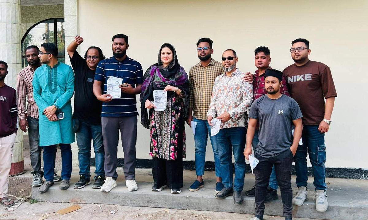 ধানের শীষের পক্ষে গণসংযোগ চালিয়েছেন ইঞ্জিনিয়ার আমিরা রহমান। ছবি : রূপালী বাংলাদেশ