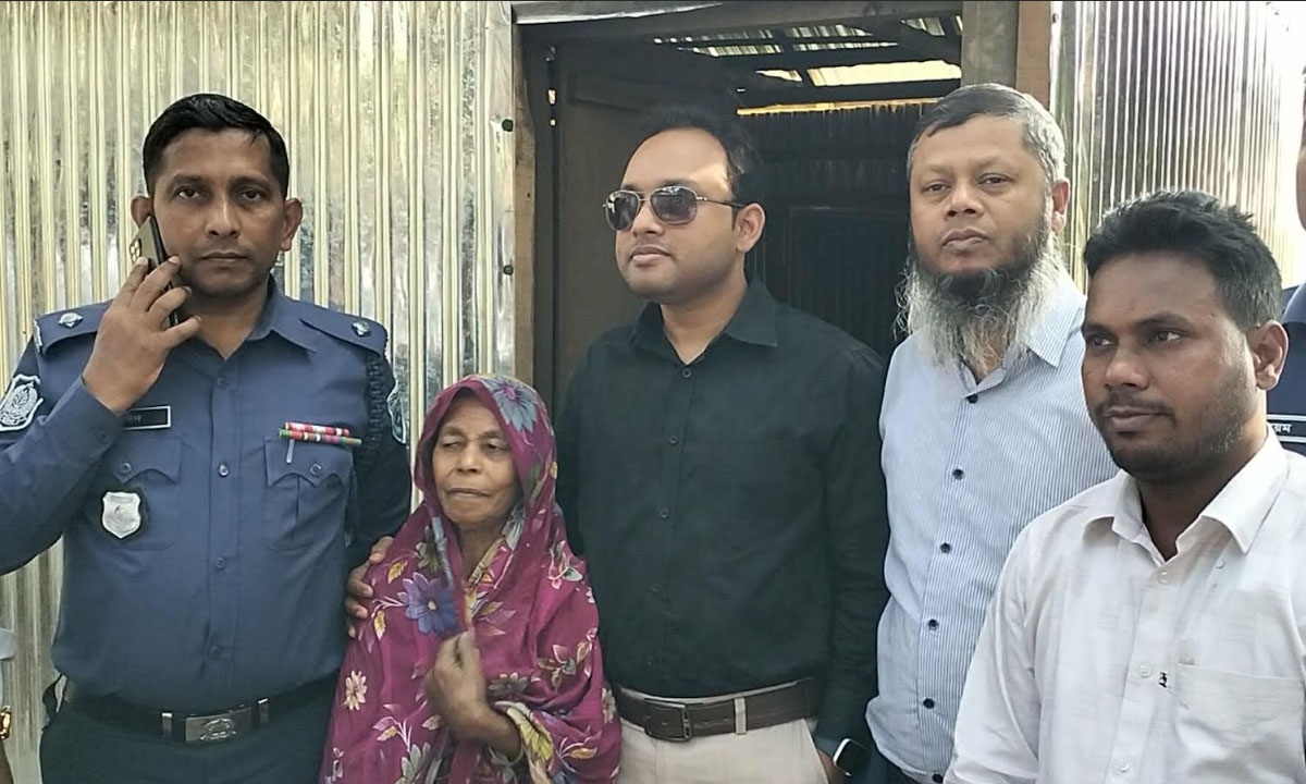 উপজেলা নির্বাহী কর্মকর্তা মাহামুদুল হাসানের উদ্যোগে নতুন ঘর পেলেন বিধবা রাবেয়া। ছবি : রূপালী বাংলাদেশ