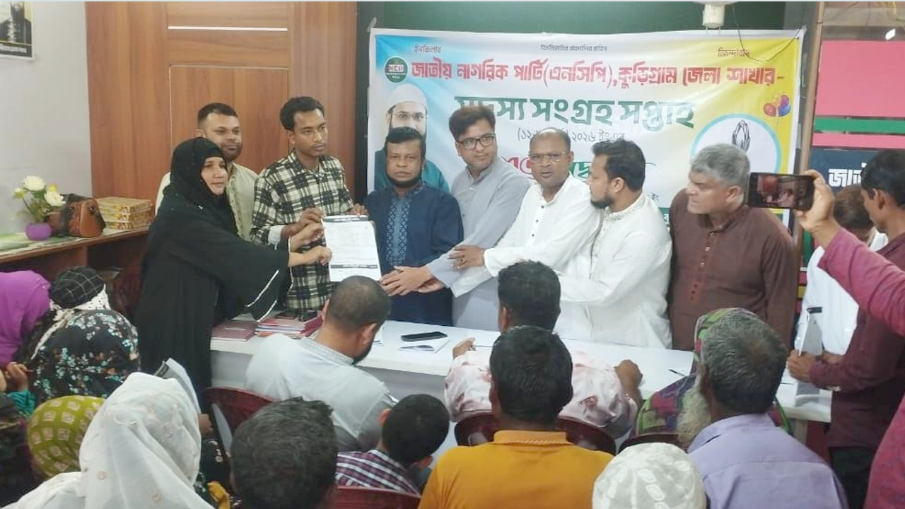 প্রথম দিনেই তিনশতাধিক ফরম পূরণ। ছবি : রূপালী বাংলাদেশ