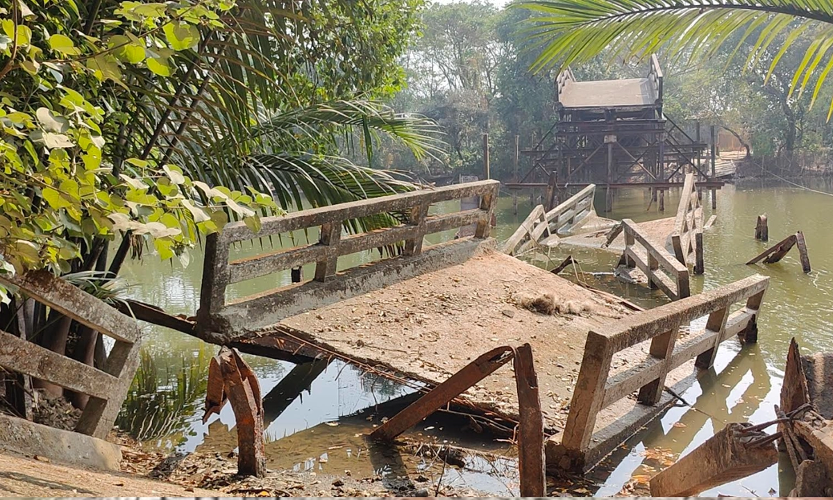 সেতু ভেঙে পড়ে আছে খালে। ছবি : রূপালী বাংলাদেশ