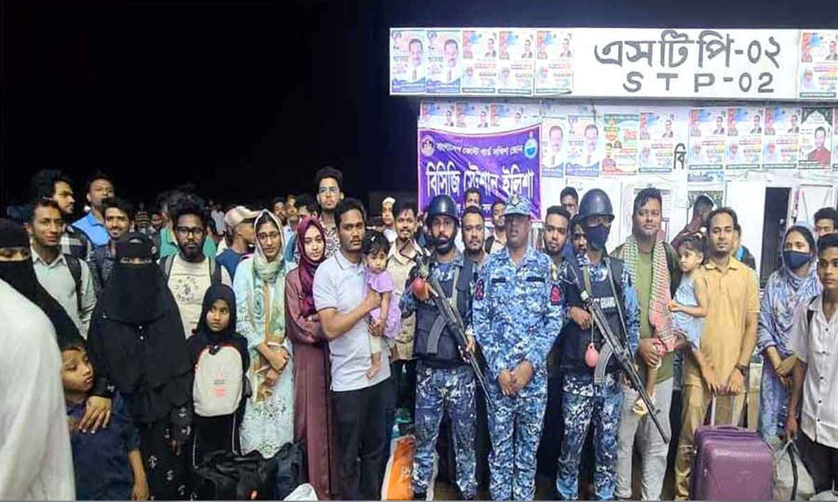 শতাধিক যাত্রী উদ্ধার করেছে কোস্টগার্ড। ছবি : রূপালী বাংলাদেশ