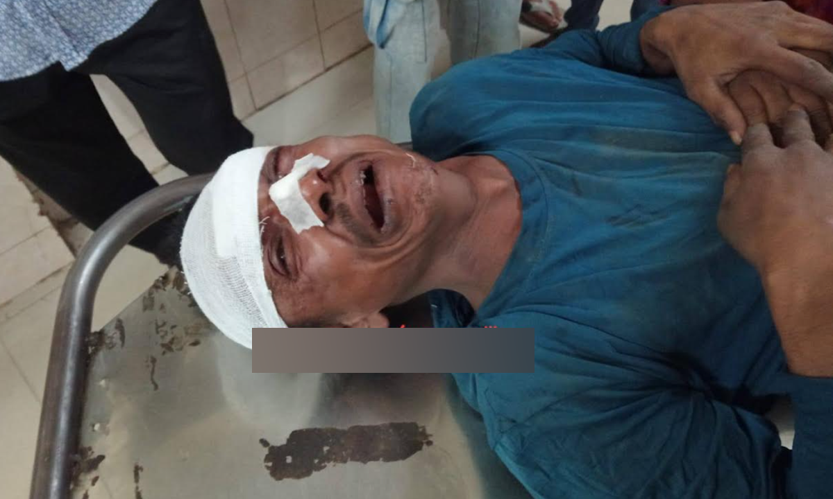 আহত যুবককে হাসপাতালে নিয়ে আসা হয়েছে। ছবি : রূপালী বাংলাদেশ