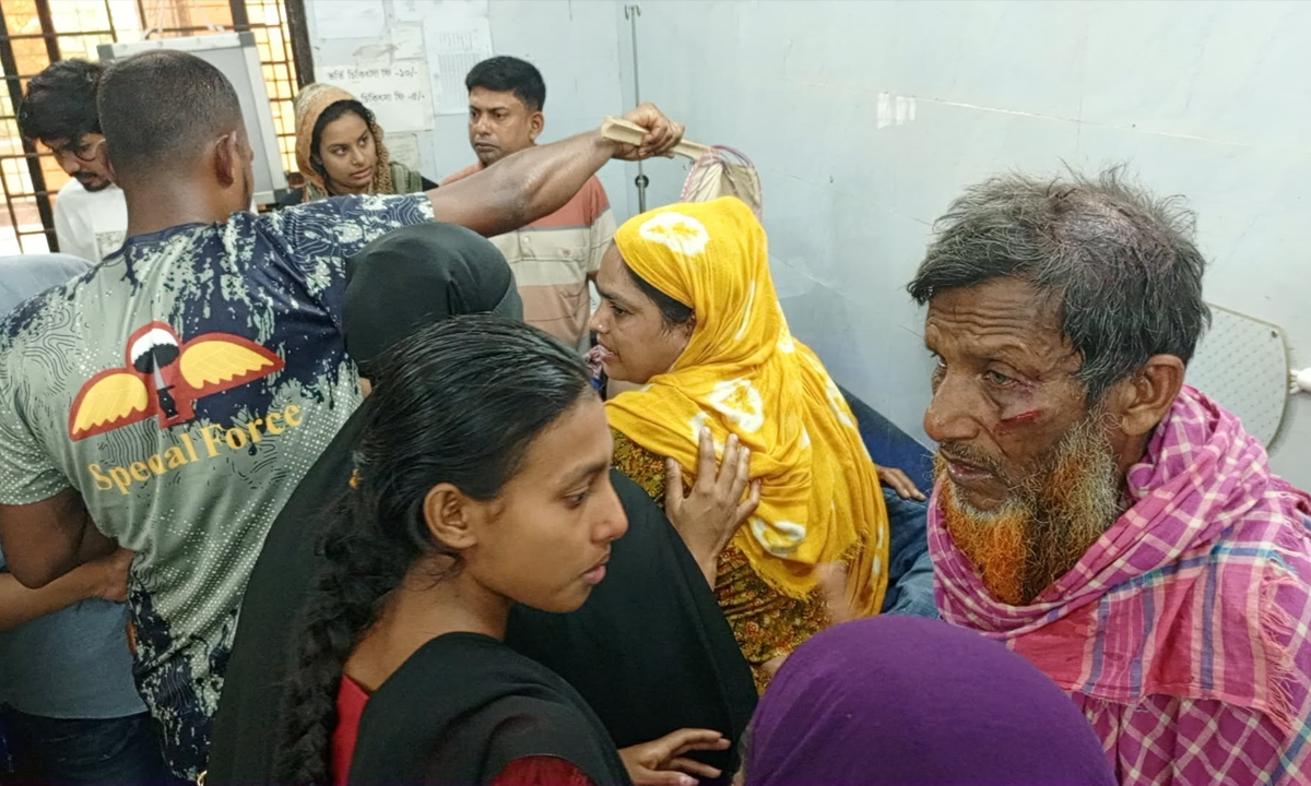 সংঘর্ষের ঘটনায় আহত ব্যক্তিকে হাসপাতালে চিকিৎসা দেওয়া হচ্ছে। ছবি: সংগৃহীত