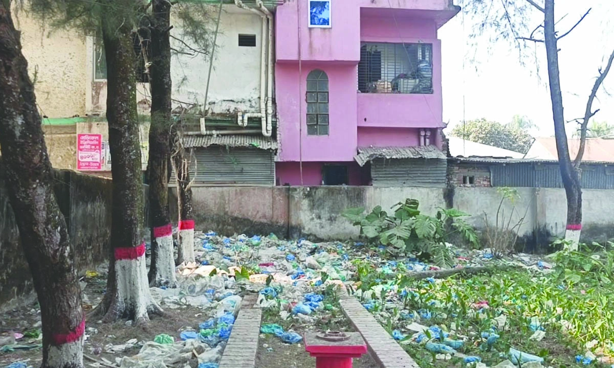 মাঠের দক্ষিণ-পশ্চিম অংশে ময়লার স্তুপ। ছবি : রূপালী বাংলাদেশ