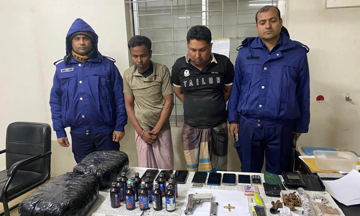 যৌথ অভিযানে দুই শীর্ষ সন্ত্রাসী আটক। ছবি : রূপালী বাংলাদেশ