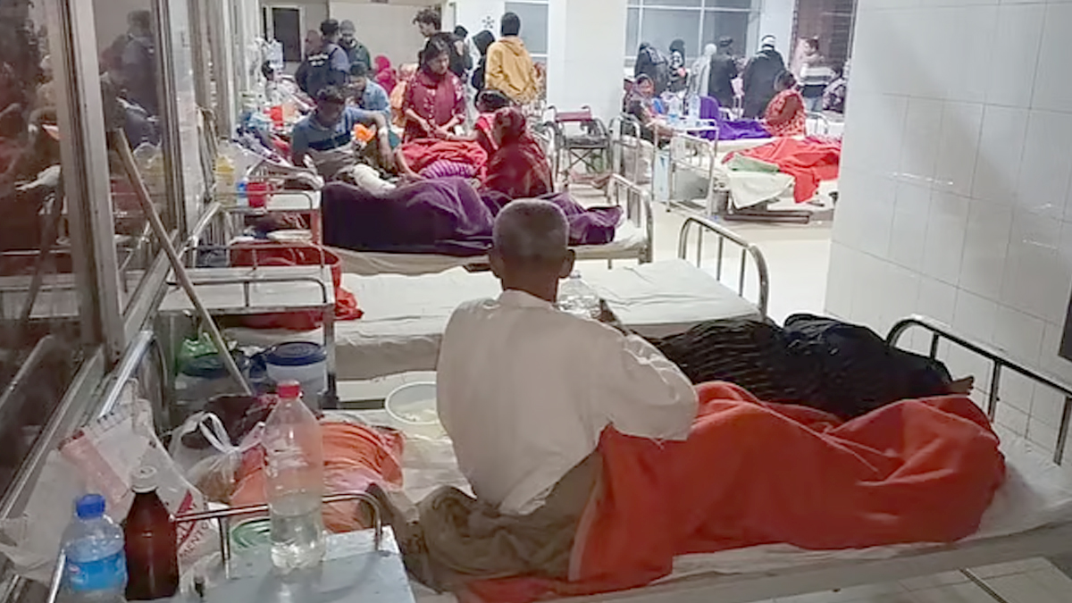মাদারীপুর ২৫০ শয্যার জেলা হাসপাতালে ভর্তি আহতরা। ছবি : সংগৃহীত