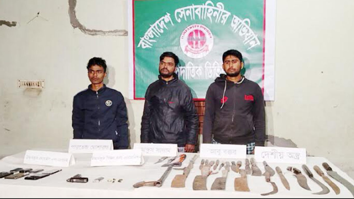 বিদেশি পিস্তলসহ তিনজন আটক। ছবি : রূপালী বাংলাদেশ