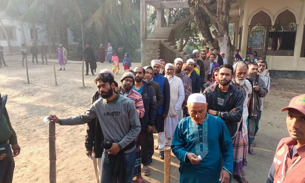 ভোট দিতে লাইনে দাঁড়িয়ে আছে ভোটাররা। ছবি : রূপালী বাংলাদেশ