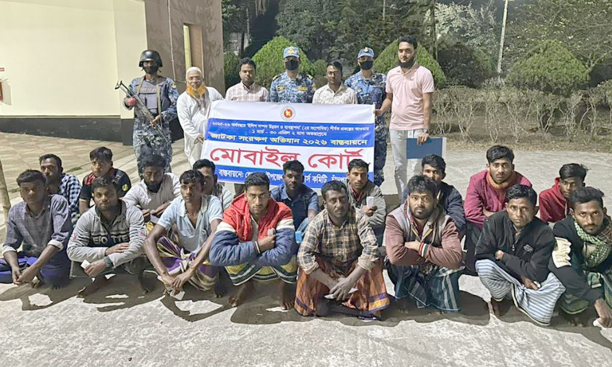 নিষেধাজ্ঞা অমান্য করে জাটকা ধরার অপরাধে আটক জেলেরা। ছবি : রূপালী বাংলাদেশ