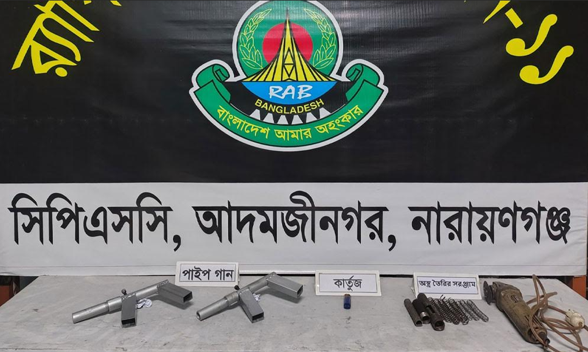 পাইপগান ও অস্ত্র তৈরির সরঞ্জাম উদ্ধার। ছবি : রূপালী বাংলাদেশ