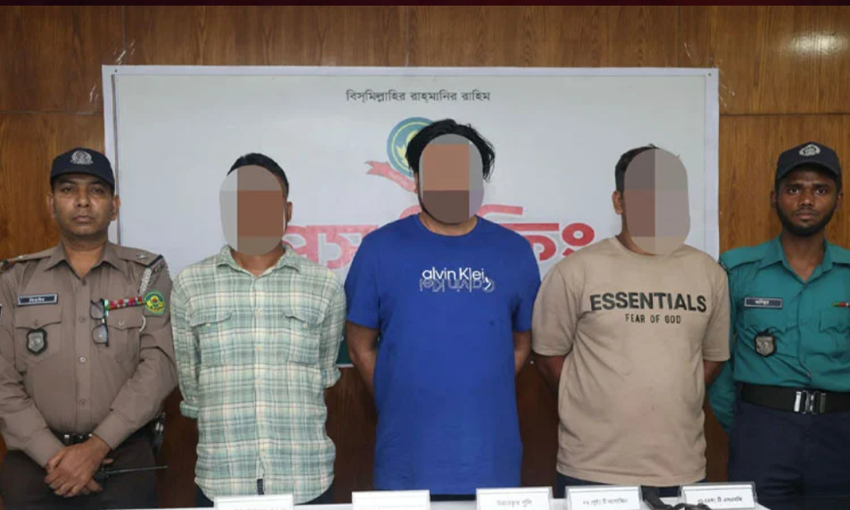 সাজ্জাদ বাহিনীর তিন সদস্য এসএমজিসহ গ্রেপ্তার।  ছবি : সংগৃহীত