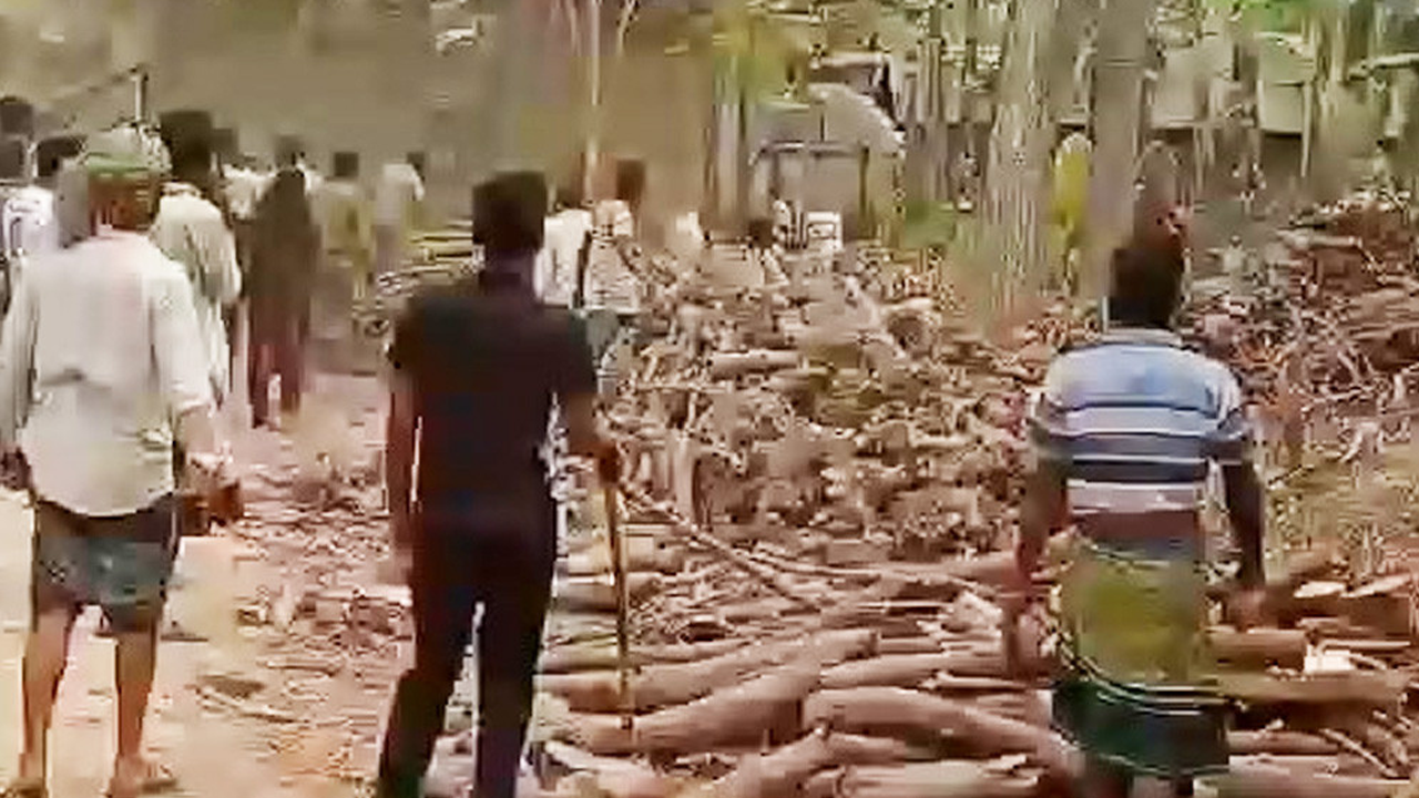 দুই পক্ষের সংঘর্ষ। ছবি : সংগৃহীত