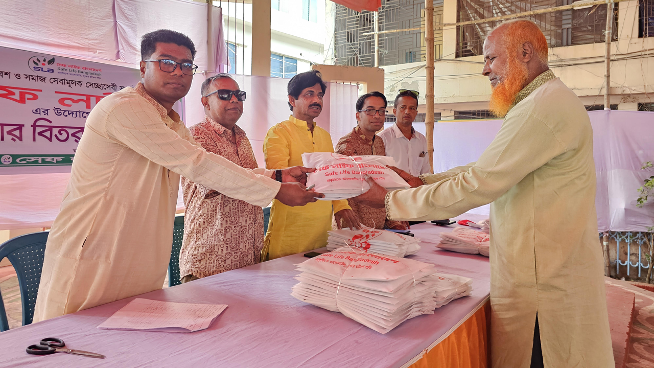 নিম্নআয়ের মানুষের মাঝে ঈদ উপহার হিসেবে পাঞ্জাবি বিতরণ। ছবি : রূপালী বাংলাদেশ