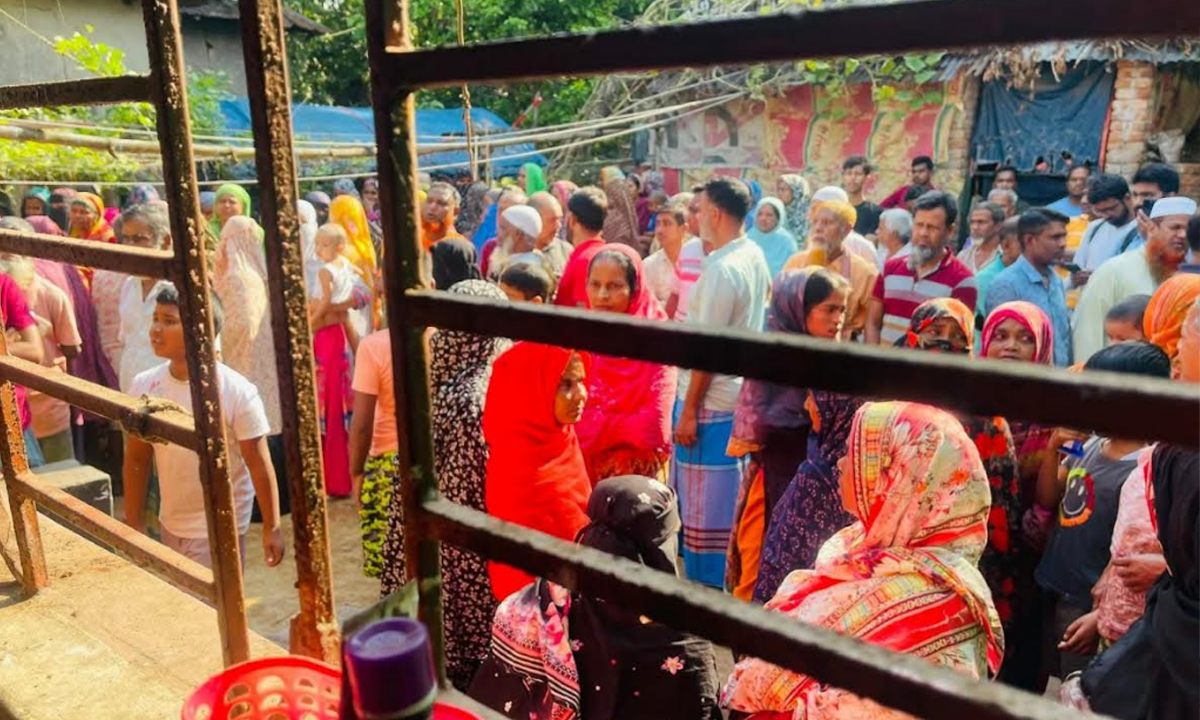 নিহতের বাড়িতে স্থানীয়দের ভিড়। ছবি : রূপালী বাংলাদেশ