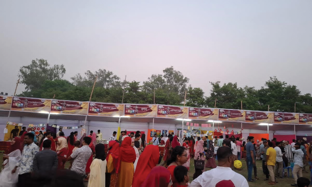বইমেলায় দর্শনার্থীদের উপচেপড়া ভিড়। ছবি : রূপালী বাংলাদেশ