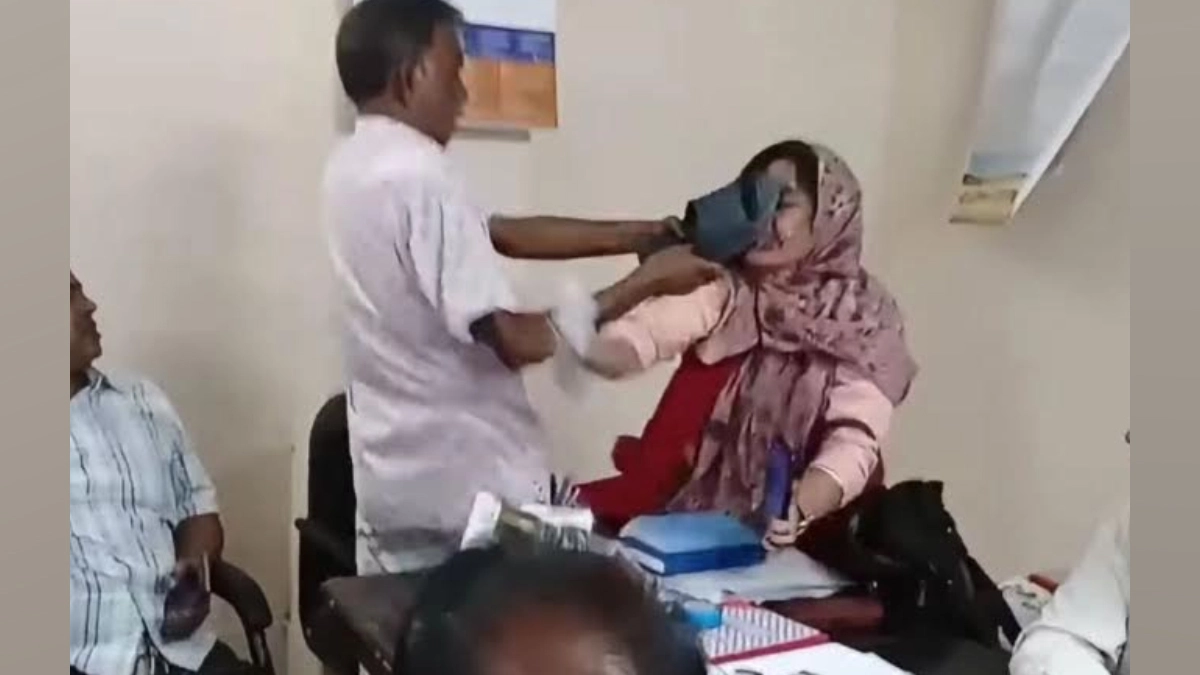 এক শিক্ষিকাকে বিএনপি নেতার জুতাপেটা। ছবি : রূপালী বাংলাদেশ