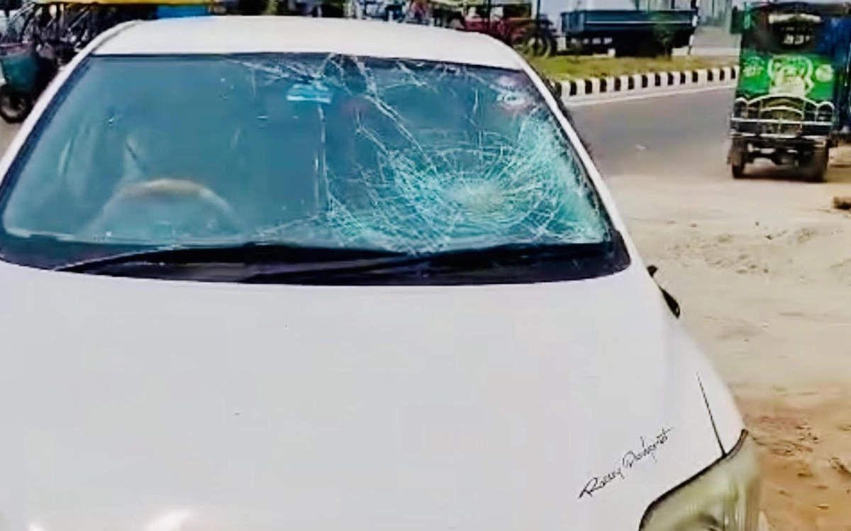 মোটরসাইকেলের সঙ্গে প্রাইভেটকারের সংঘর্ষ। ছবি : রূপালী বাংলাদেশ