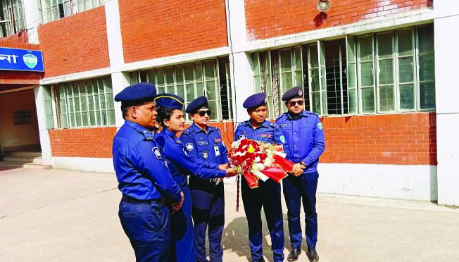 পুলিশ সুপার মুহম্মদ আব্দুর রকিবকে ফুল দিয়ে শুভেচ্ছা  জানানো হচ্ছে। ছবি : রূপালী বাংলাদেশ