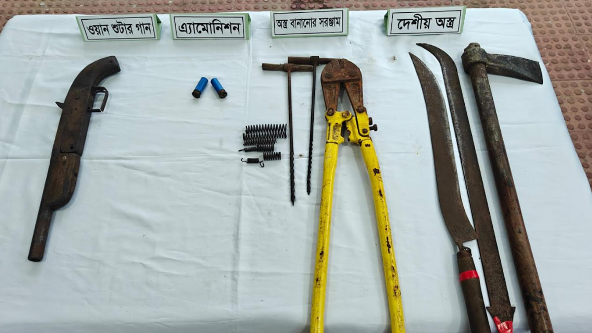 গোলাবারুদ ও দেশীয় অস্ত্র উদ্ধার। ছবি : রূপালী বাংলাদেশ