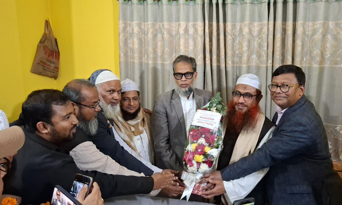 মুন্সীগঞ্জ-৩ আসনের বিজয়ী প্রার্থীকে ফুলেল শুভেচ্ছা পরাজিত প্রার্থীর। ছবি : রূপালী বাংলাদেশ