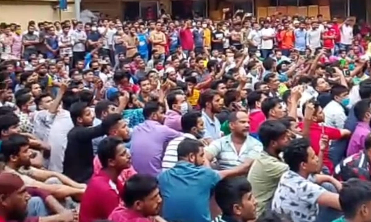 গাজীপুরে কারখানার ভেতরে অবস্থান নিয়ে কাজ বন্ধ রাখেন শ্রমিকরা। ছবি : রূপালী বাংলাদেশ
