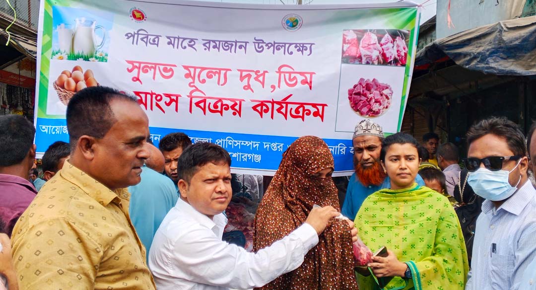 স্বল্পমূল্যে গরুর মাংস কিনতে ক্রেতার ভিড়। ছবি : রূপালী বাংলাদেশ